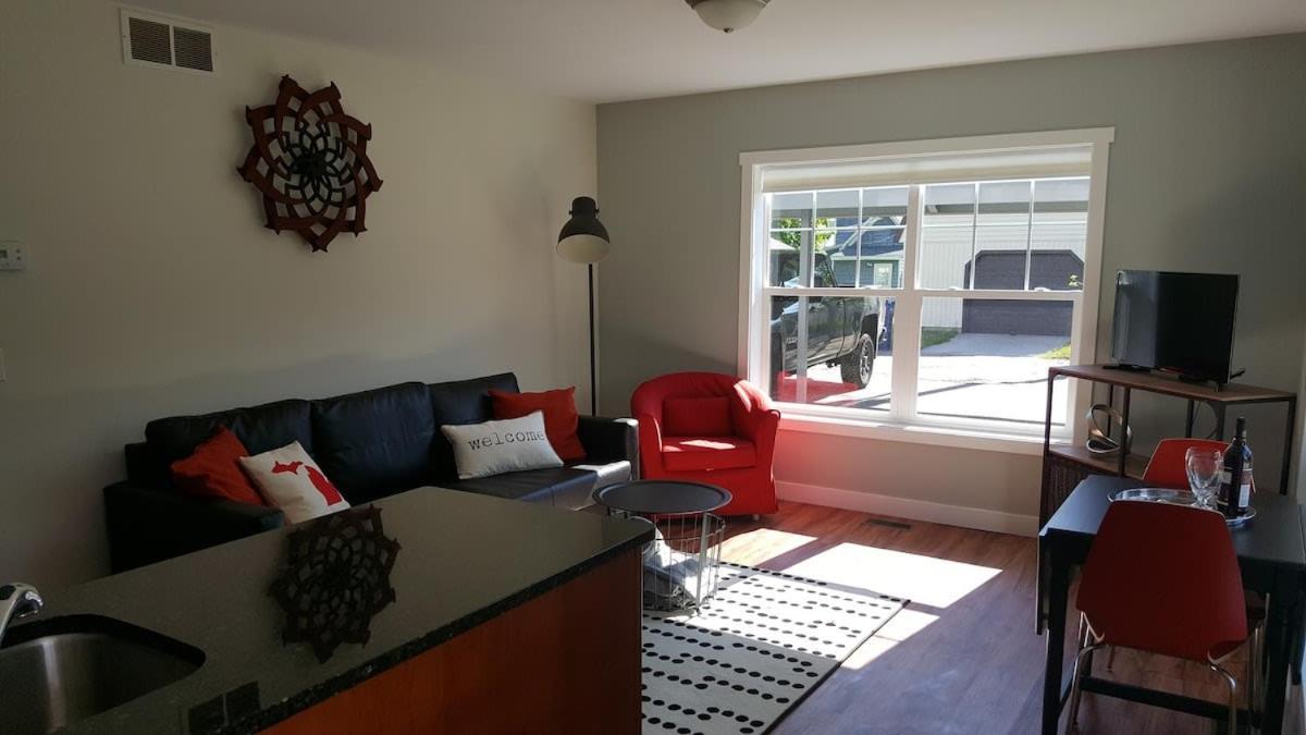 טראוורס סיטי Modern And Pristine Condo -By The Gt Commons מראה חיצוני תמונה